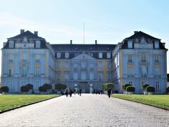 Schloss Augustusburg.（アウグストゥスブルク城）

18世紀初頭にケルンの司教領主だったクレメンス・アウグスト・フォン・バイエルンによって建造されたもので、クレメンス・アウグストはこのお城で余暇を楽しんだとされています。

城内の見学はガイドツアーのみで、写真は禁止です。