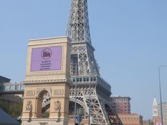 　午後はコダイ地区のホテル巡りをしました。パリジャンホテルには実物の2分の１サイズの162mエッフェル塔と凱旋門がありました。