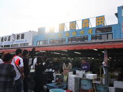 行列ができていたのは生牡蠣。
食べたい！
2個で500円。
さっそく夫が並んだ。