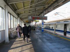 尾道に行くには福山駅で下車し、在来線に乗り換えます。
新幹線の新尾道駅がありますが、駅は山の裏側なので市街地からは遠いんです。
