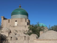 パフラヴァーンマフムード廟(Pakhlavan Makhmoud Mausoleum)。
次に見えてきたのがエメラルドに輝く玉ねぎ♪