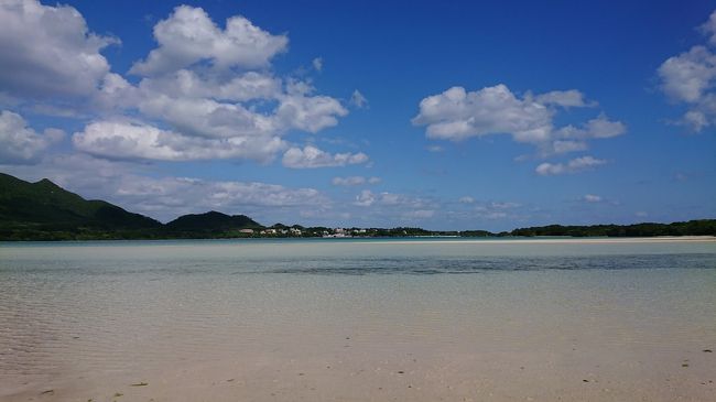 今回は展望台から降りて、実際に川平湾をシュノーケリングしに行きます！<br />人が全然いなくて、こんな綺麗な景色を独り占めできるなんて最高です。<br />水面がキラキラ