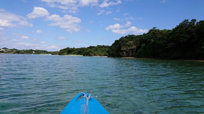カヌーでシュノーケリングスポットまでどんどん進んでいきます。