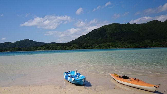 カヌーはこんな感じです。<br />近くは浅くて透明、遠くは深くなっていって水色、青色と変わります。<br />そのグラデーションも綺麗。