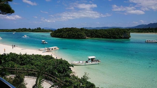 フェリーで小浜島を出て石垣島に向かいます。石垣島のフェリーターミナルからバスに揺られて川平湾到着です。<br />川平湾はミシュランの景色で三ッ星をとった絶景スポットです。