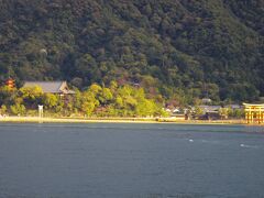 松大汽船に乗って宮島へ向かいました。１８切符の期間だからなのか、JRの船の方が乗客が多かったです。