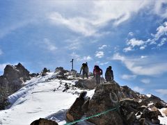 青い空を背景にそびえる東天狗岳。

その山頂が目の前にある。
