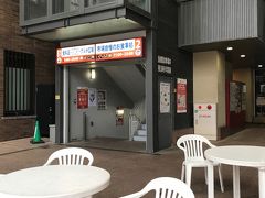 タクシーで近江町市場に到着。