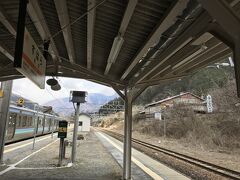 木曽マークの古根林業所が駅横に
特急と交換の須原駅
長野県木曽郡大桑村