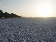 ●マーブルビーチ＠りんくう公園

ビーチには、白い、ころころとした大きな石が敷き詰められていました。
人工のロングビーチです。