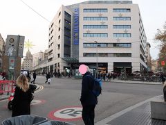 「カタルーニャ広場」前にあるショッピングセンター「エル・トリアングレ」を覗いていこう。

名前の通り、三角形の建物です。
