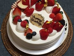３月下旬のダンナの誕生日に、L'essentielle（レセンシエル）のホールケーキを買って、妹一家とわたしたちとでおいしいケーキをいただきました～。

海外暮らし中にはなかなか食べられないいちごのショートケーキがおいしくって大満足！