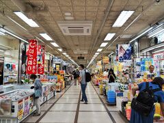 10:50になります。

下船して・・・フェリーターミナルにはお土産屋さんがいっぱい～。今から荷物を増やすのは避けたいので帰りにゆっくりと・・・。トイレにいってから、急いでバス乗り場に行かないと・・・。