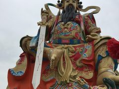 玄天上帝神像。道教の神像で高さは22m、右手に七星宝剣をもち、足元はヘビと亀を踏みつけた姿です。