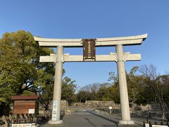 お堀をぐるっと半周回ってこちらの鳥居から広島城の中に入っていきます。
朝なので数名のお散歩されている人がいる位。