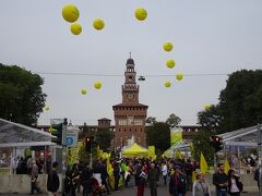 スフォルツェスコ城
Castello Sforzesco

ホテルチェックイン後、早速町へ。ドゥオーモはすでに見ているので、目当てのブレラ美術館へ。Limaから地下鉄１号線に乗り、スフォルツェスコ城前の広場の下の駅、Cairoli Castelloで下車。地上に出ると、広場で何やら催しものをやっている。