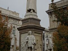 スカラ広場
Piazza Della Scala

ようやく、徒歩でブレラ美術館よりドゥオーモ近くのスカラ広場まで戻ってきました。正直、店も何もないところを歩いたのでより長く感じました。
名前のとおり、広場に面して隣にはスカラ座があり、中央にレオナルド・ダ・ヴィンチの像が目印。さらに、ヴィットリオ・エマヌエーレ２世のギャレリアの入口にも面しています。