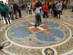 ヴィットーリオ・エマヌエーレ2世のガッレリア
Galleria Vittorio Emanuele II

中央にはイタリア王国の紋章。