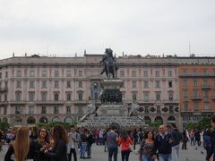 ヴィットーリオ・エマヌエーレ2世の像
Statua di Vittorio Emanuele II

ドォーモ広場にあるイタリア王国初代王ヴィットーリオ・エマヌエーレ2世の像。ドイツ同様、イタリアがひとつの国として統一されたのも、意外と最近。1861年。遅れた先進国。第二次世界大戦後にイタリア共和国に。