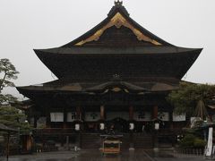 善光寺
本堂は撮影NGですが、日本最古の(国宝)一光三尊阿弥陀如来が祀られて・・
宗派を問わず受け入れられて「遠くとも一度は参れ、善光寺」と江戸時代から、語り継がれているそうです。