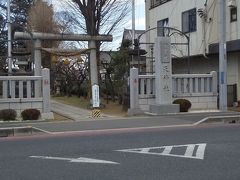 「本宿天神社 一級社天神社」11:13通過。「多聞寺交差点」横にあります。