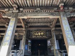 10:20
隣接して建ってる那智山青岸渡寺
鳥居が境界線みたいになっててまさに「神仏習合」