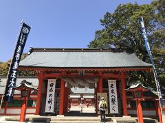 12:30
熊野速玉大社
後から行く神倉山のコトビキ岩に降臨した熊野の神々をこの地に迎えて神倉山の元宮に対して、初めての御社として「新宮」と呼ばれるようになりました
