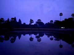 暗闇を進んでアンコールワット「北の聖池」前のポジションに来ました。

最前列は、詰まってますが　ギュウギュウ状態ではないので　写真撮るぐらいなら前に出て撮れます。