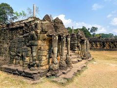 象のテラスに来ました。

3つの頭を持つゾウが蓮の花を摘んでいる様子がわかります。