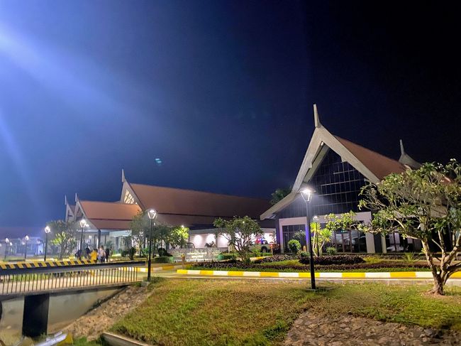 バンコクから登場して夜のシェムリアップ国際空港に到着。<br /><br />日本からの入国には、ビザが必要です。<br />空港には、申請窓口がありますがそれなりに混雑していて多少の時間が掛かりそうでした。<br />私は、e-ビザを申請すみ。<br />プリントしたビザですぐに入国できました。