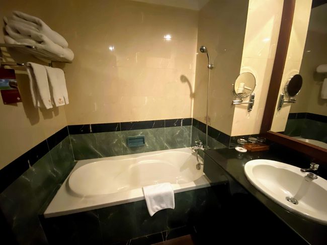 浴槽も付いてます。<br />湯温、水量問題なしです！<br /><br />翌日の一日観光に備えて　出掛けず休みました。