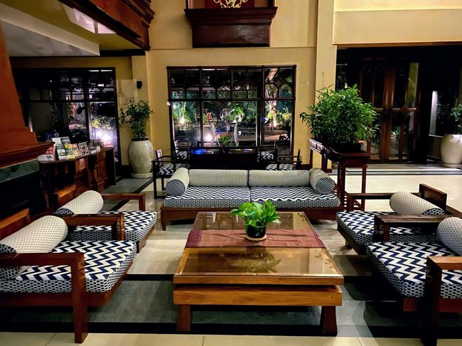 アンコールワット観光は、朝日観賞からスタートします。<br /><br />朝、4時35分集合。<br /><br />15分遅れで迎えに来てくれました。<br />他の参加者のホテルも順番にまわります。<br /><br />