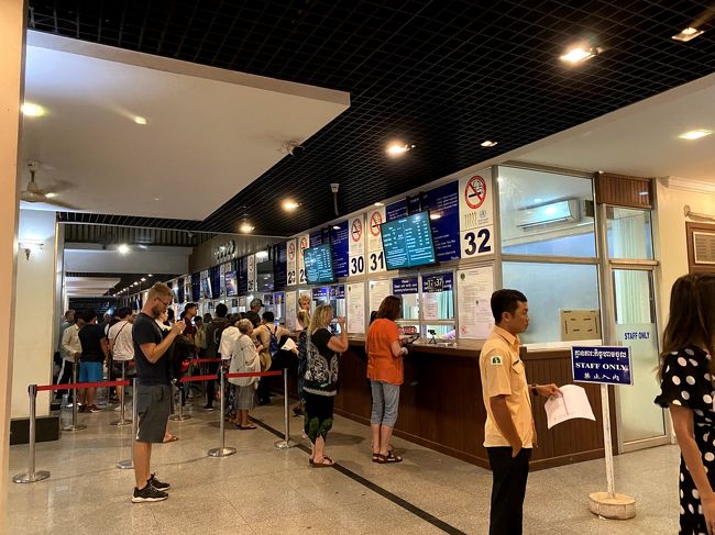 ツアー参加者は、6～7人。<br />日本人ガイドさんなので参加者皆さん日本人です。<br /><br />最初にアンコール遺跡群を観光できるアンコールパスを買いにチケットセンターに来ました。<br />普段なら混雑で30分ぐらい待つとの情報でしたが　待ち時間0分です。<br />写真撮影もありますが手際よく購入できました。<br /><br />1日券　37米ドル<br />3日券　62米ドル　です。<br /><br />コロナウイルスの影響で観光客が減り特別ルールがありました。<br />1日券で二日間利用できると事とでした。<br /><br />お高いアンコールパスが37ドルだけで済み　とってもラッキー！<br /><br />写真を見てお気付きかと思いますが　誰一人マスクをしていません！<br />カンボジアの感染者数は、1名のみのせいか警戒心ほとんどありません。<br /><br />