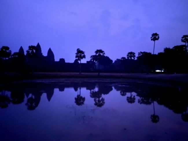 暗闇を進んでアンコールワット「北の聖池」前のポジションに来ました。<br /><br />最前列は、詰まってますが　ギュウギュウ状態ではないので　写真撮るぐらいなら前に出て撮れます。