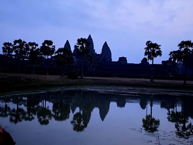 徐々に明るくなってきて池に逆さアンコールワットが映ります！<br /><br />日の出時間を過ぎても太陽の姿はなく・・。