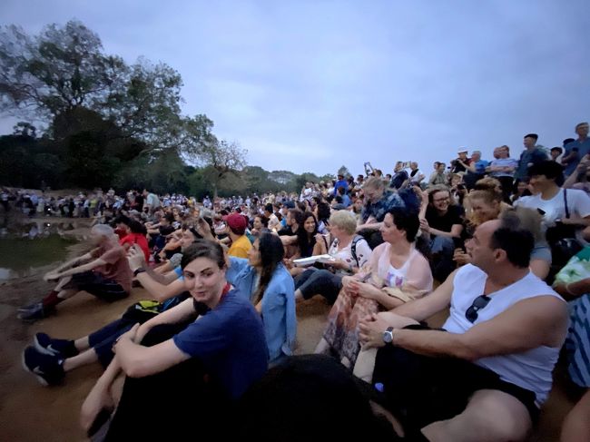 聖池前の人々！<br /><br />欧米人中心です。<br />日本人1割ぐらいでしょうか？<br />中国人、韓国人観光客は、いないようです。<br />