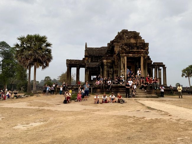 聖池の後方に遺跡があります。<br />上から眺めることが出来るので　この場所も見学スポットになっています。<br /><br />行って見ましょう！