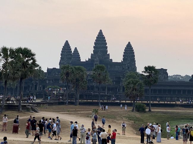 遺跡の上に登ると、明るくなりつつあるアンコールワットを綺麗に見えました。