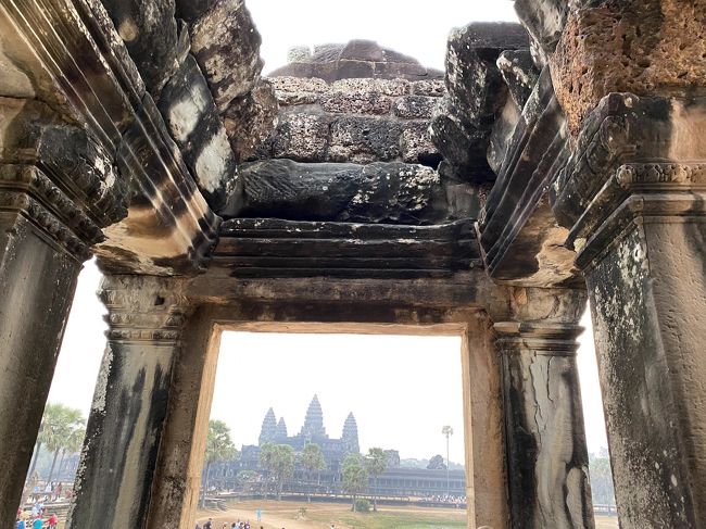 遺跡越しのアンコールワット。