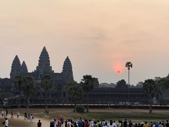 遺跡に登ってしばらく眺めていたら・・・<br /><br />赤い太陽が雲の隙間から出てきました！！<br /><br />待った甲斐が！！