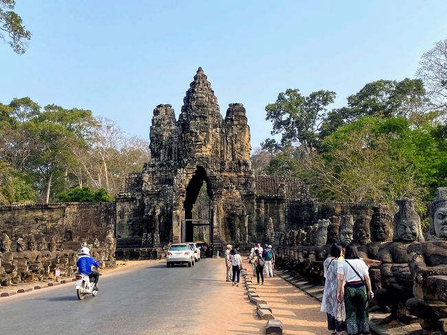 ガイドもゲストも変わってツアー再開です。<br /><br />朝の雲はすっかり晴れて晴天です！<br /><br />アンコールトムの「南大門」<br />南大門へと続く道の両側には蛇神ナーガと阿修羅の像が立ち並んでいます。<br />