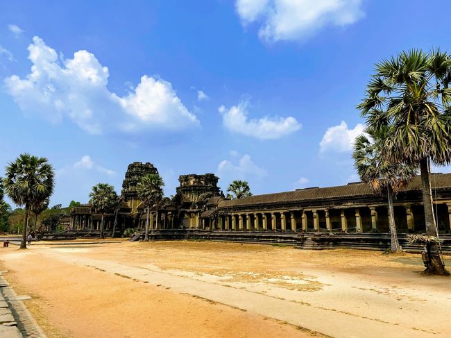 快晴のアンコールワット見学。<br /><br />暑いけど人が少なくて快適！