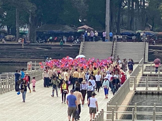 観光客が少なくて静かなアンコールワットに制服を着た集団が大声で叫んで向かってきます！<br /><br />ガイドさんもびっくりして他のガイドさんから事情を聞いてます。