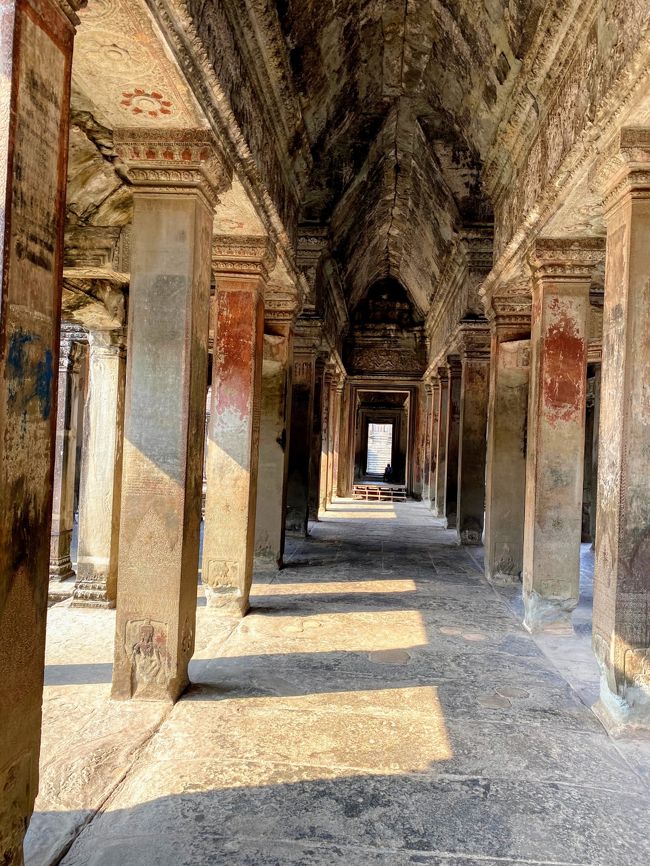 色彩が残っている貴重なスペースを通り抜けます。