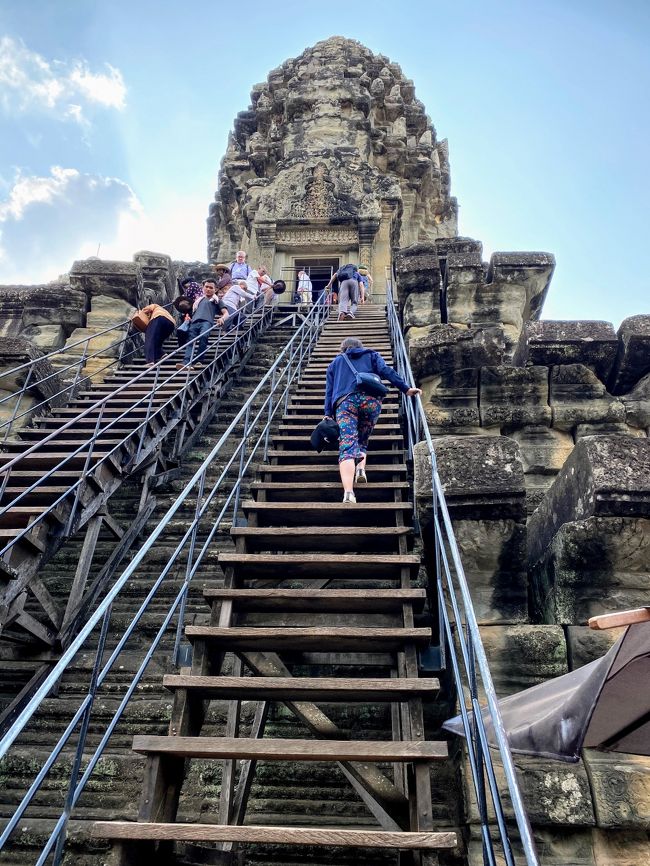 約70度の傾斜の階段<br />仮設の階段が1か所のみ設置されています。<br />待ち時間が長いことで有名でしたが　この日待ち時間なし。<br />空いているので自分のペースで登れました。<br />