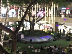 ＜インターナショナルマーケットプレイス＞

広場では何かのショーが始まるみたいで、
人が集まっていました。