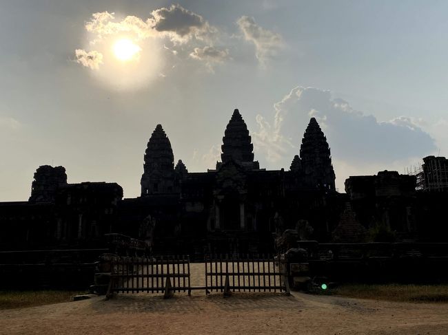 暑い中2時間半ぐらい観光をしてアンコールワットを出ます。<br /><br />陽が沈みかけていました。<br /><br />ここから見る夕日も綺麗だと思います。
