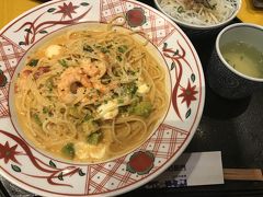 起きて　ブランチでパスタを食べに行きました
近くにレストランがたくさんあるので便利な立地です
