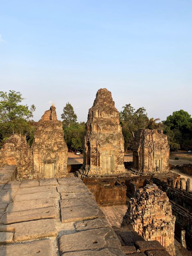 沈みゆく太陽の日を浴びて輝く遺跡。<br /><br />柵がないので少し怖いです。
