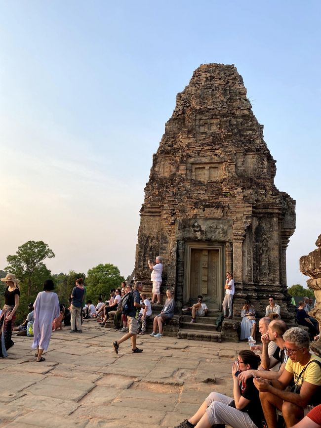 遺跡のベストポジションに座り込んで陽が沈むのを待っている人々。<br />こちらも欧米人が多いですが　日本人観光客の姿もありました。<br /><br />